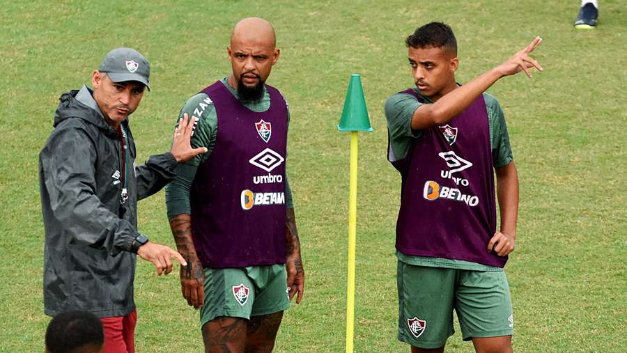 Felipe Melo com o filho Davi em treino do Fluminense