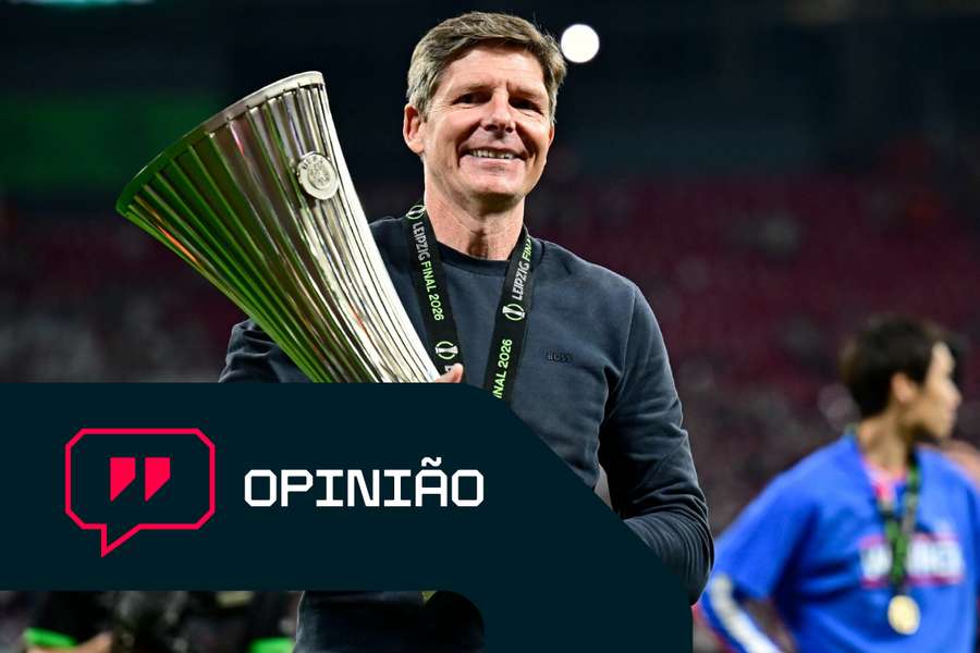 Oliver Glasner com o troféu da Liga Conferência Oliver Glasner com o troféu da Liga Conferência