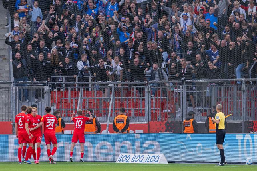 L'Holstein Kiel festeggia a Leverkusen