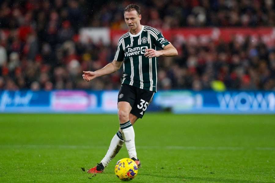 Man Utd continue contract talks with Evans