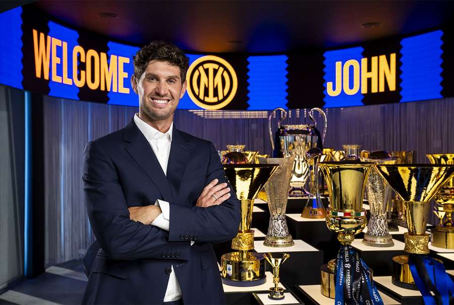 John Stones pozuje po podpisaniu kontraktu z Interem. John Stones pozuje po podpisaniu kontraktu z Interem.