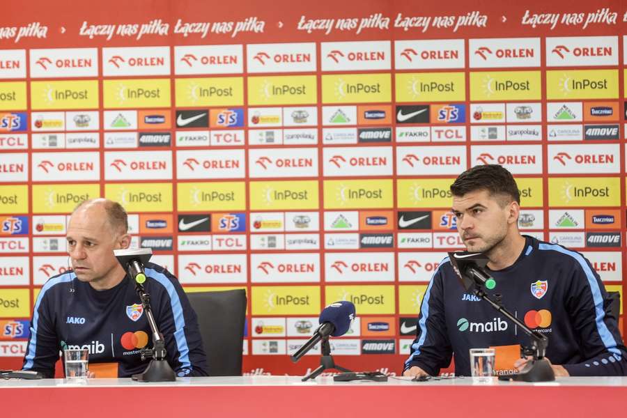 Trener reprezentacji Mołdawii Serghei Clescenco (z lewej) i bramkarz Cristian Avram (z prawej) uczestniczą w konferencji prasowej w Chorzowie