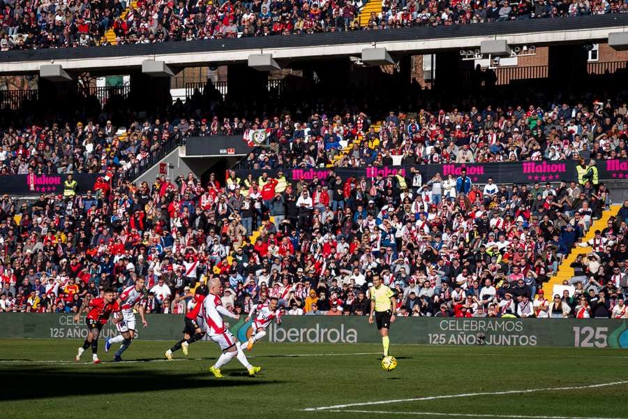 Vallecas es fuente de críticas por el estado del césped