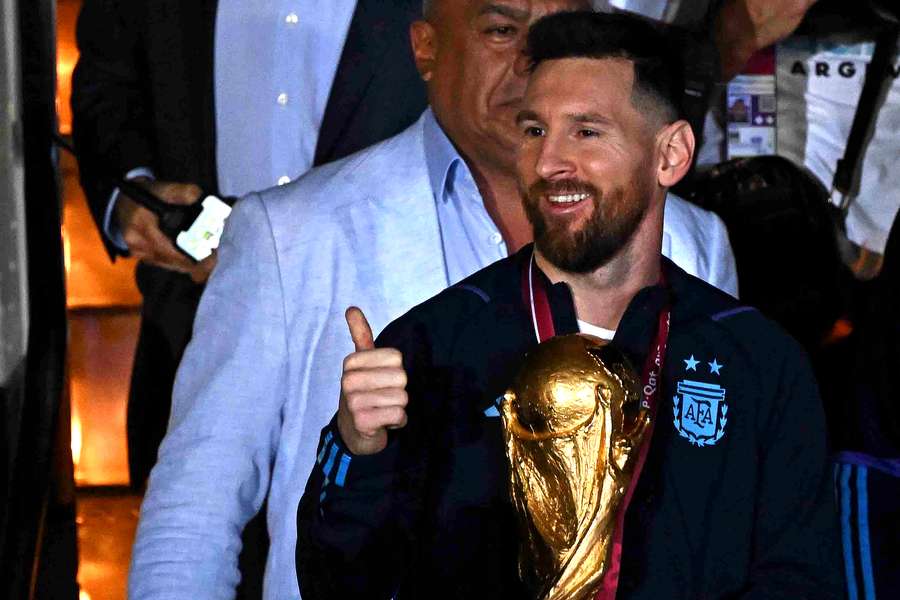 Messi con la Copa del Mundo y el bisht