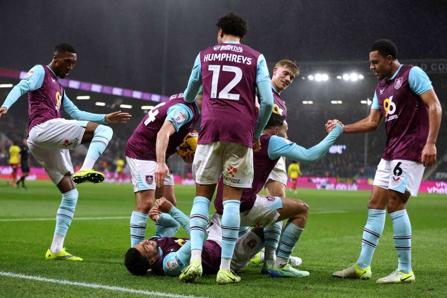 Os jogadores do Burnley festejam contra o Watford