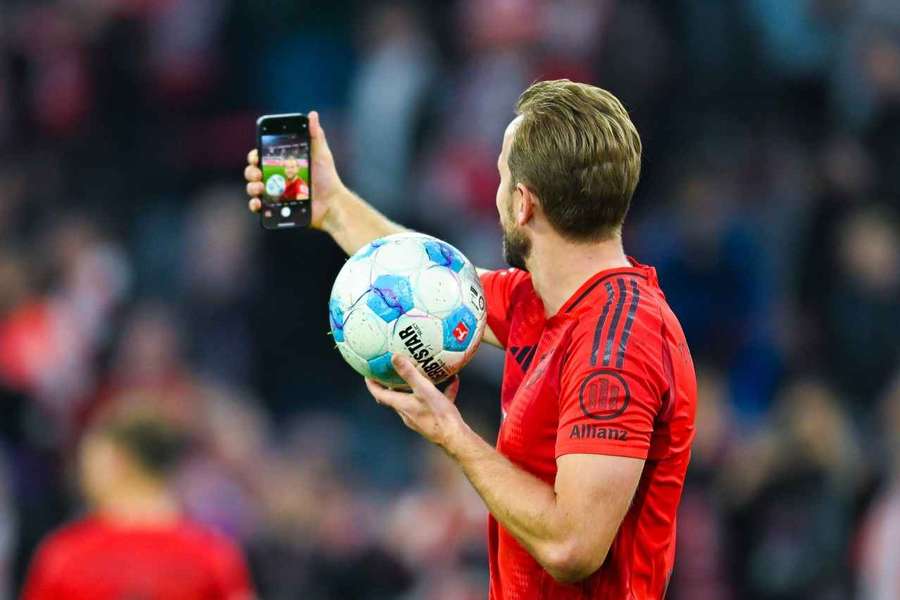 Harry Kane tira uma foto de si mesmo com a bola