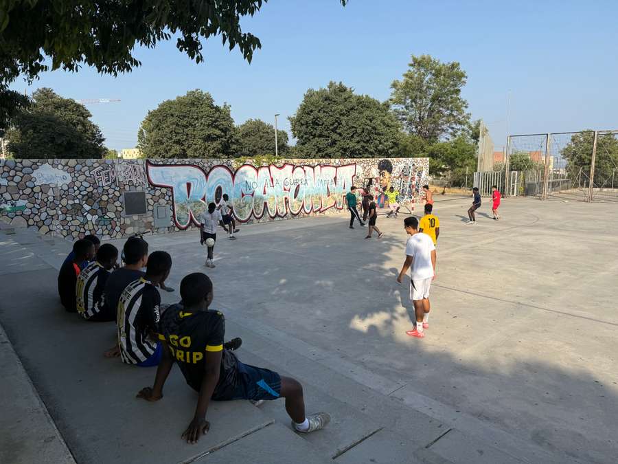 Les jeunes de Rocafonda viennent jouer tous les soirs sous les yeux de la fresque à l’effigie de Lamine Yamal Les jeunes de Rocafonda viennent jouer tous les soirs sous les yeux de la fresque à l’effigie de Lamine Yamal