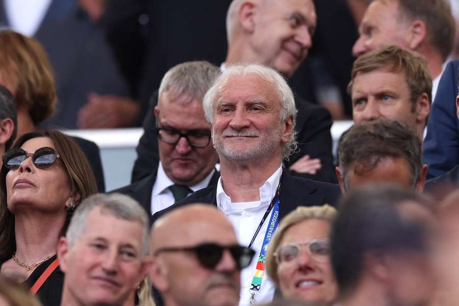 DFB-Sportdirektor Rudi Völler lässt sich von der guten Stimmung im Land anstecken.