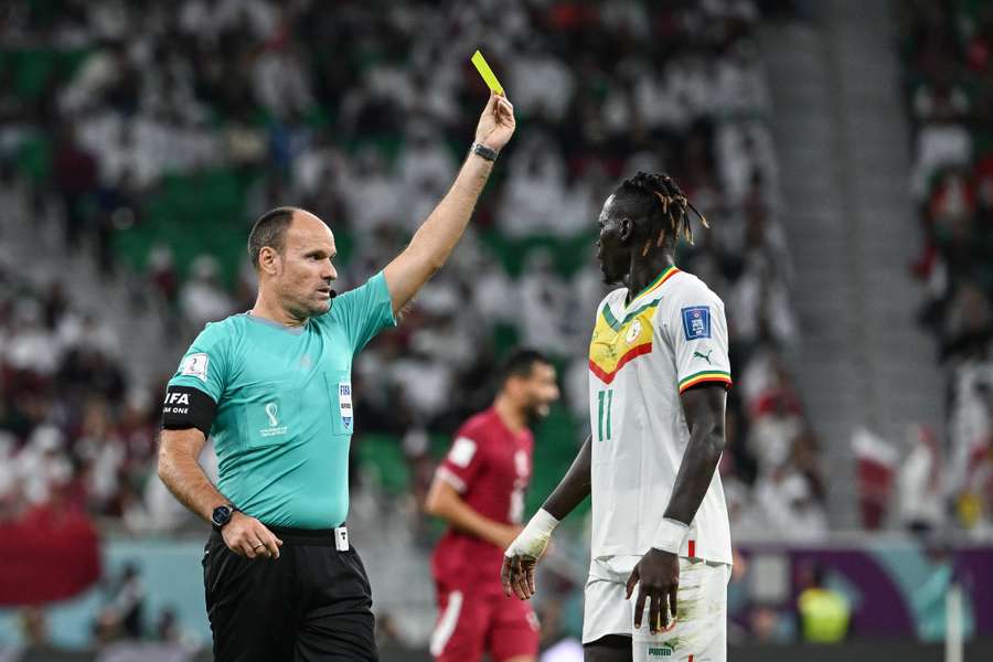 Mateu Lahoz popełnił spory błąd w meczu Kataru z Senegalem. Teraz będzie sędziował spotkanie Iranu z USA