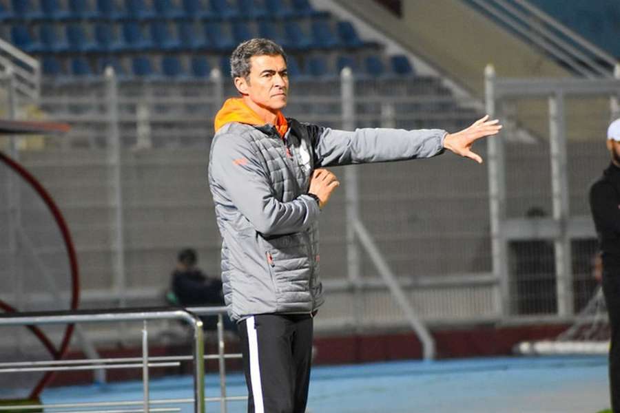 Rui Almeida no banco do Difaa
