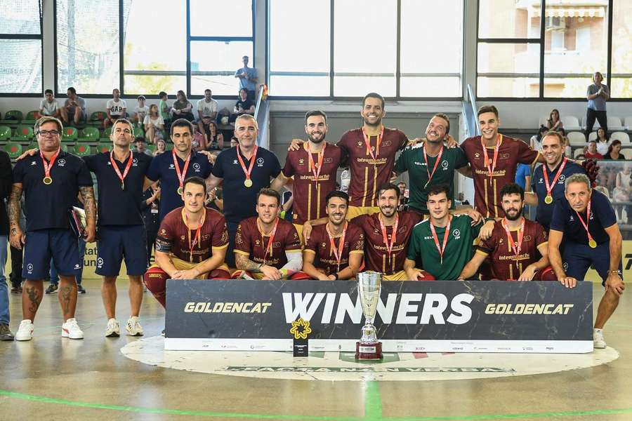 Seleção Nacional com o troféu conquistado no torneio Golden Cat