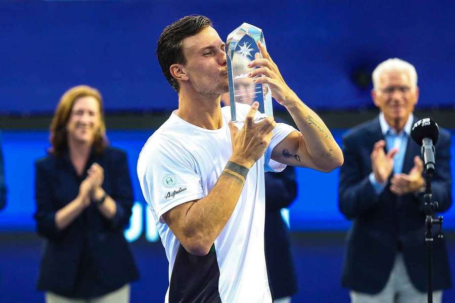 Márton Fucsovics s vítěznou trofejí.