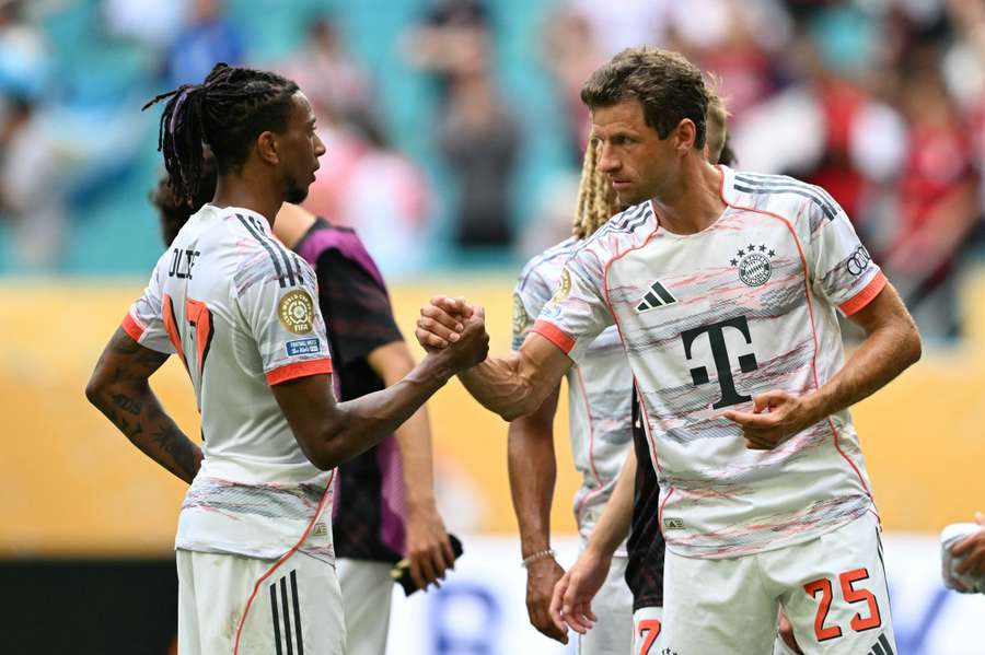 Thomas Müller et son coéquipier Michael Olise.