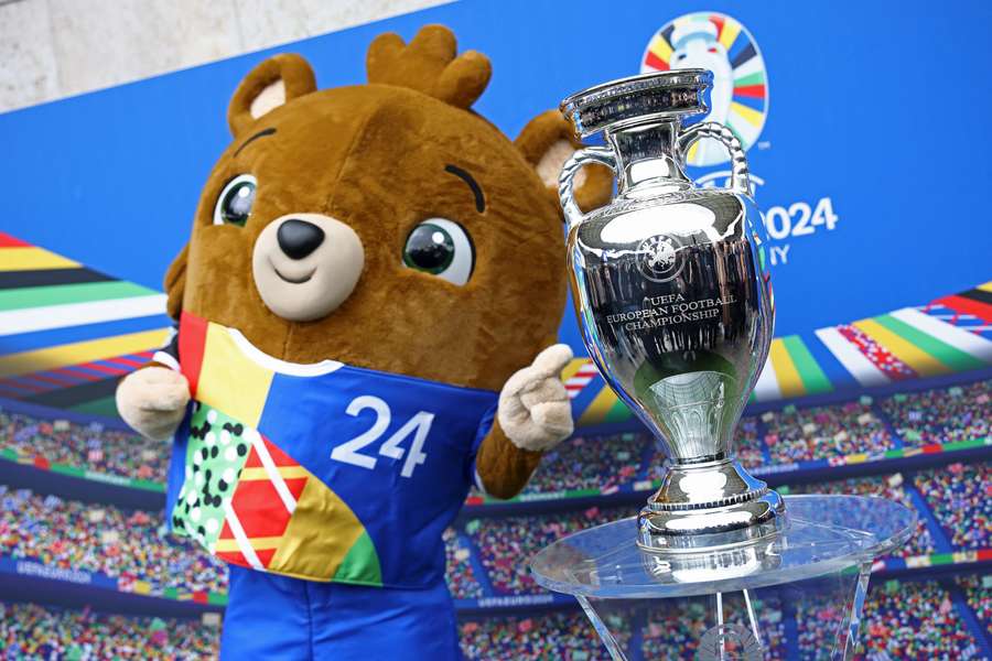 O mascote do torneio, Albart, posa com o troféu da Eurocopa