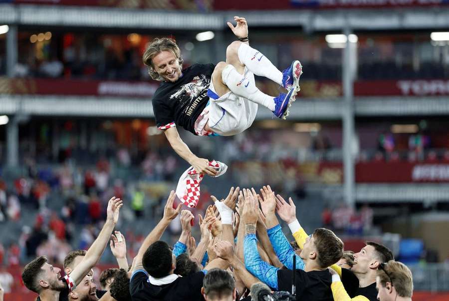 Nach dem Schlusspfiff wurde Modric für seinen Meilenstein gefeiert