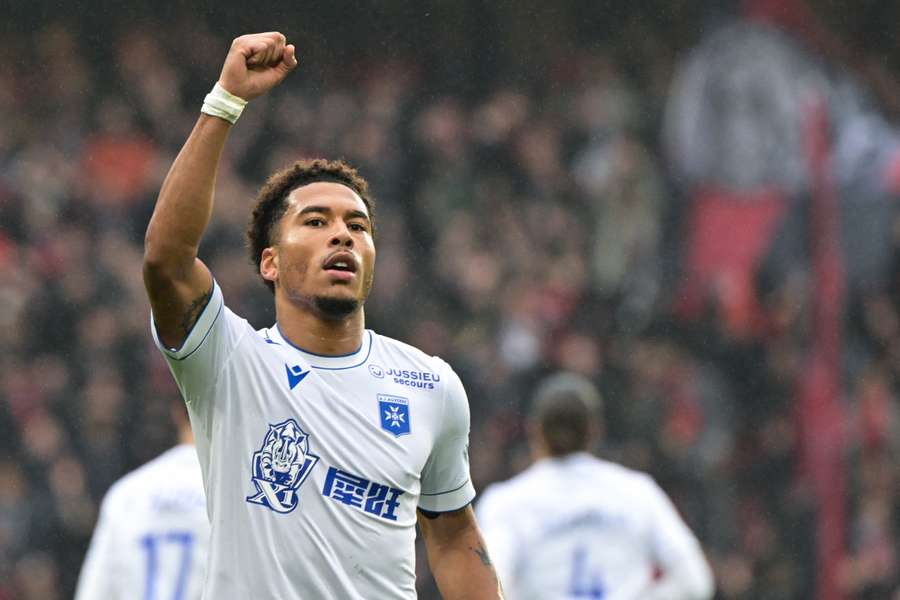Namaso sai do FC Porto e assina em definitivo com o Auxerre