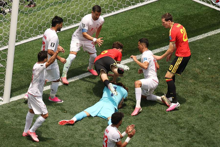Beiranvand atrapa el disparo a bocajarro de De Cuyper Beiranvand atrapa el disparo a bocajarro de De Cuyper