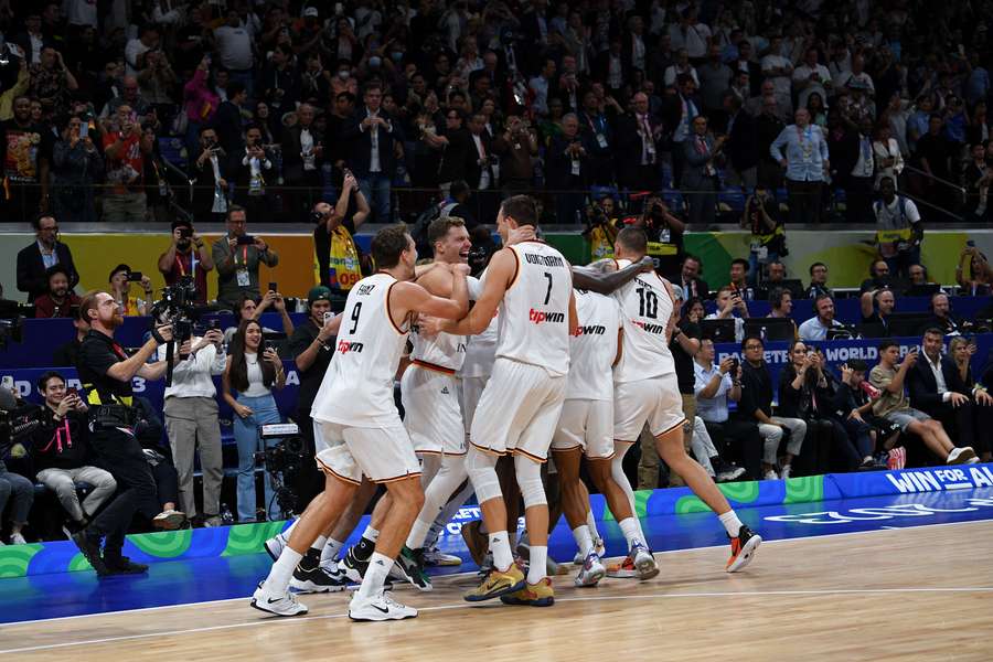 Alle freuen sich für das DBB Team und über den Titel. Alle freuen sich für das DBB Team und über den Titel.