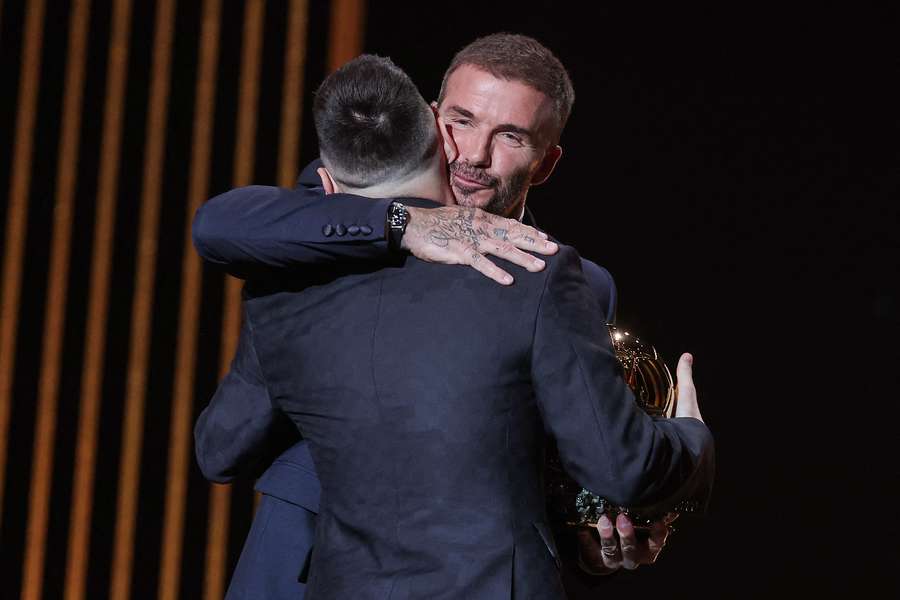 Messi y Beckham se abrazan en la gala del Balón de Oro.