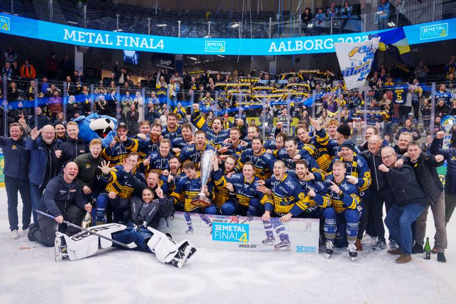 Hernings spillere fejrer sejren efter Ishockey Metal Cup og Final 4 finalen mellem Aalborg Pirates og Herning Blue Fox