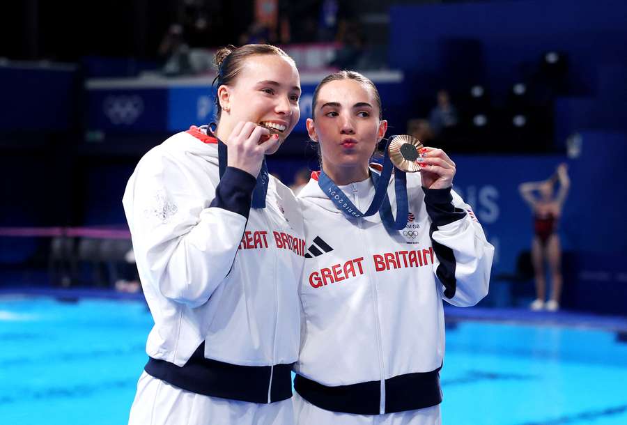 Yasmin Harper and Scarlett Mew Jensen of Team Great Britain pose with their medals