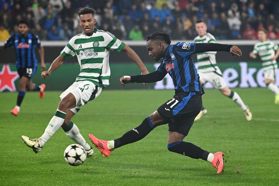 Atalanta's Ademola Lookman fights for the ball with Celtic's Auston Trusty