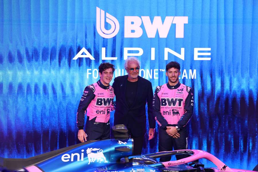 Colapinto, Briatore y Gasly, de izquierda a derecha de la imagen