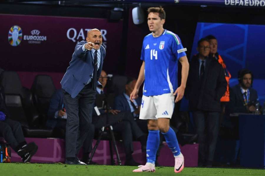 Luciano Spalletti e Federico Chiesa durante a Euro