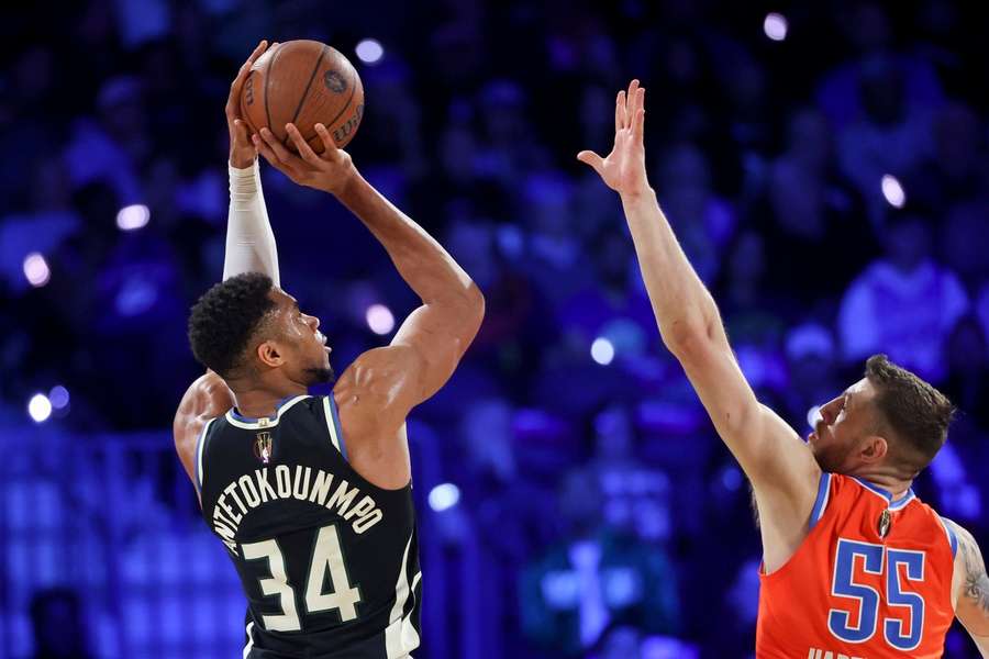 Zu stark: Antetokounmpo (l.) gewinnt mit Milwaukee den NBA-Cup Zu stark: Antetokounmpo (l.) gewinnt mit Milwaukee den NBA-Cup