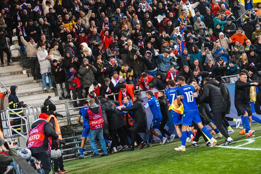 Radosť Slovákov po víťaznom góle. Radosť Slovákov po víťaznom góle.