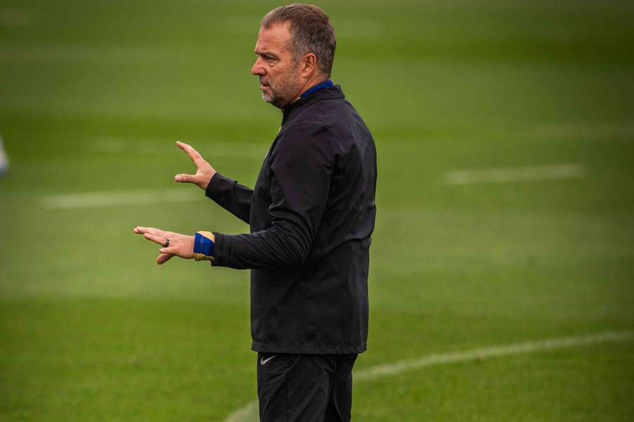 Hansi Flick, dirigiendo un entrenamiento
