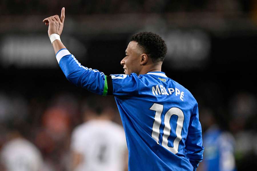 Kylian Mbappé em ação diante do Benfica na Liga dos Campeões