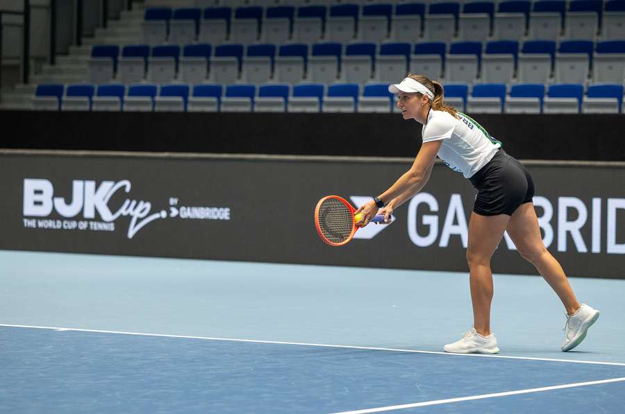 Luisa Stefani treinando na quadra dura de Ostrava