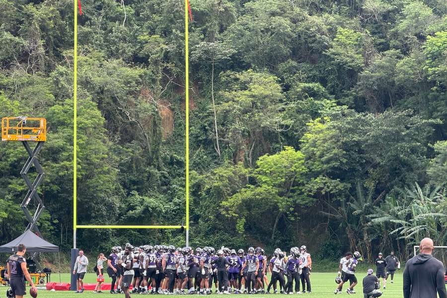 Jogadores dos Ravens treinam no Lonier 