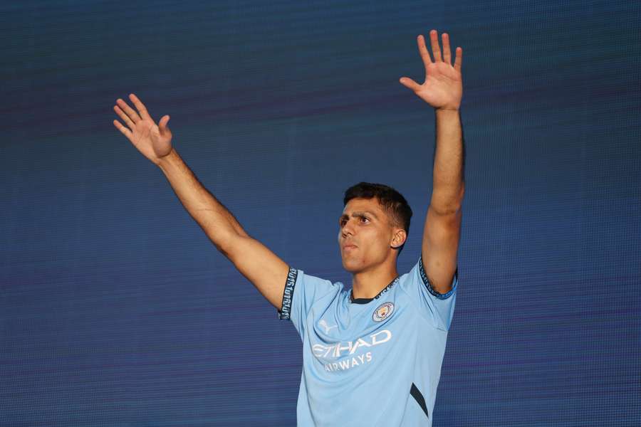 Rodri viert de titel van City tijdens de parade, eind mei