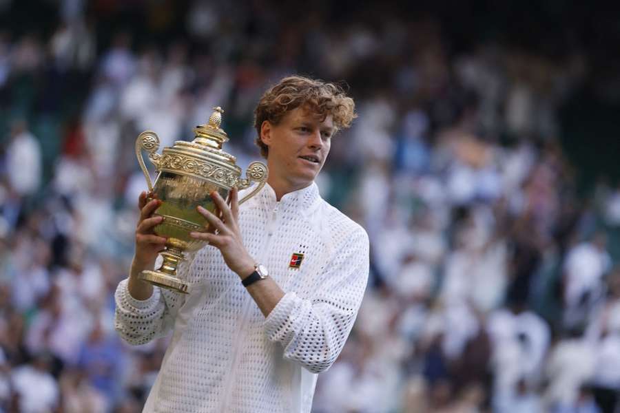 Sinner mit der Wimbledon-Trophäe
