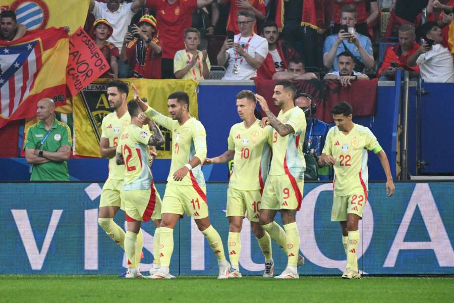 Los españoles celebran el gol de Ferran Torres