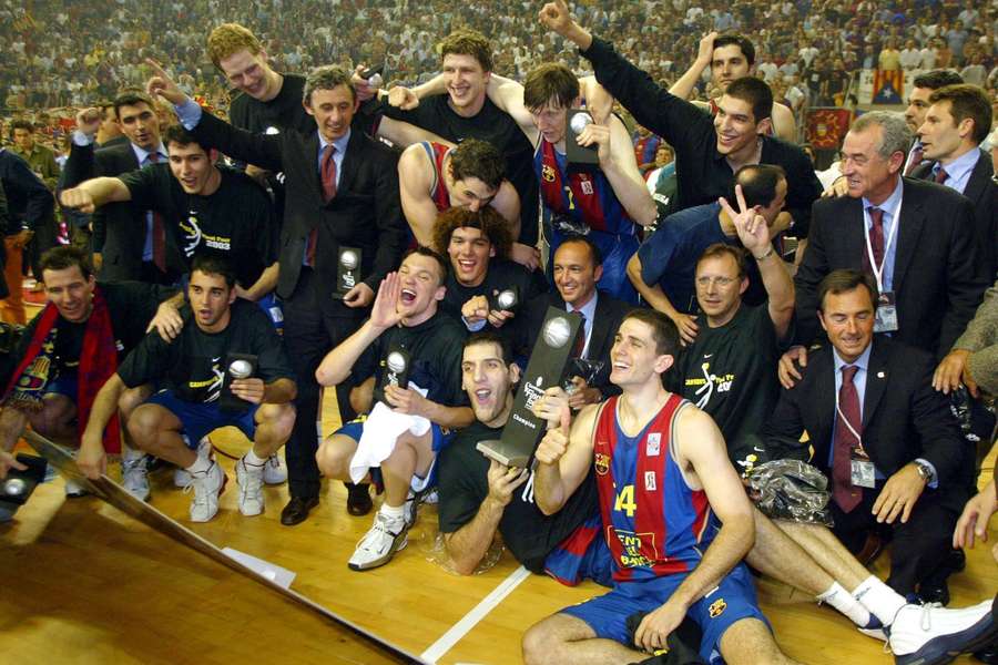 Nacho Rodríguez y los jugadores del Barça celebran la Euroliga conquistada en 2003