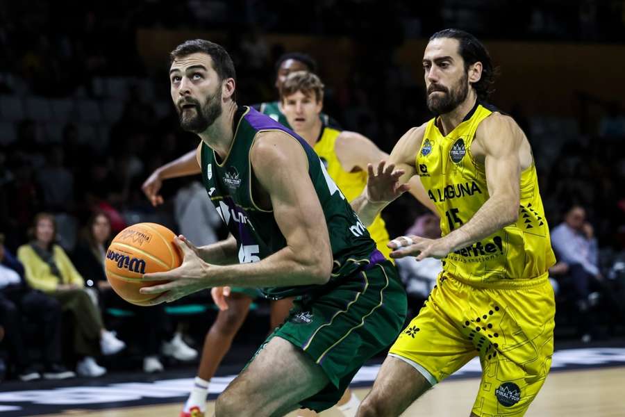 David Kravish, ante Joan Sastre