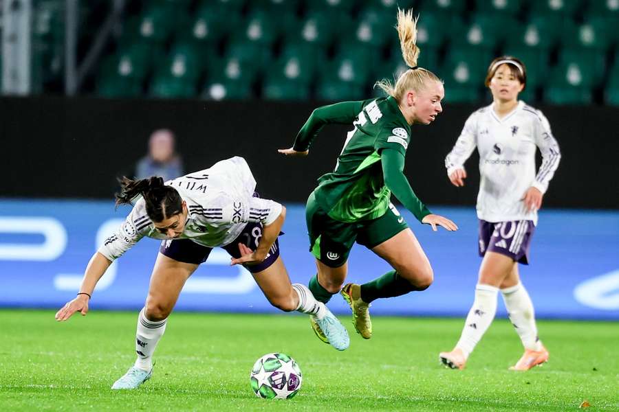 Jess Park (L) of Manchester in action against Ella Peddemors of Wolfsburg Jess Park (L) of Manchester in action against Ella Peddemors of Wolfsburg
