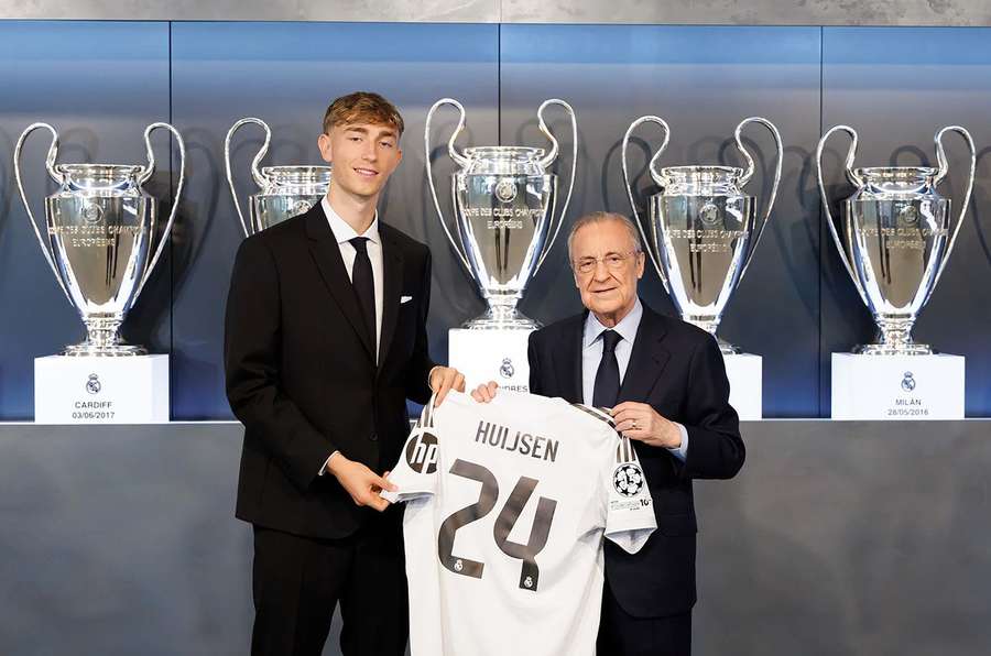 Dean Huijsen, junto a Florentino Pérez.