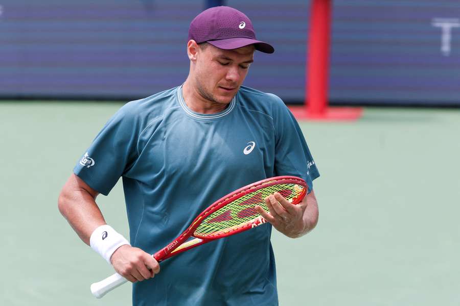 Majchrzak roztrzaskał rakietę, nie tak miał wyglądać start w Cincinnati