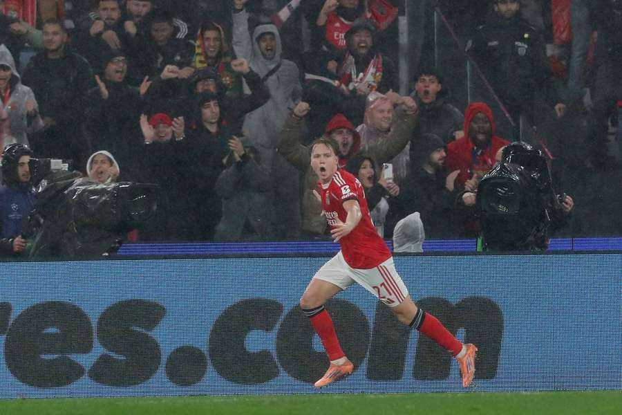 Schjelderup bisou no triunfo do Benfica por 4-2 diante do Real Madrid