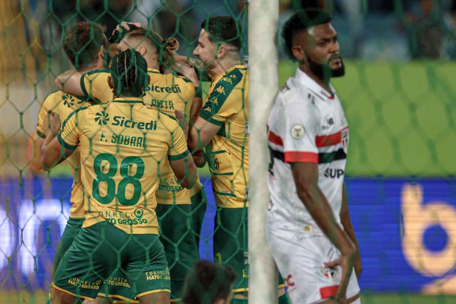 O Dourado conquistou a vitória da sobrevivência contra o São Paulo