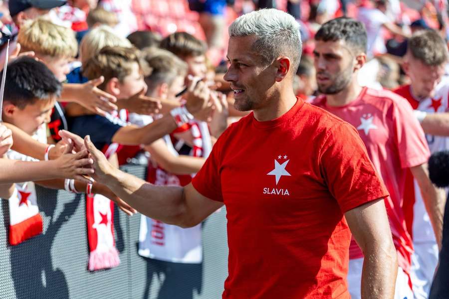Opora Slavie Tomáš Holeš s fanoušky. Opora Slavie Tomáš Holeš s fanoušky.
