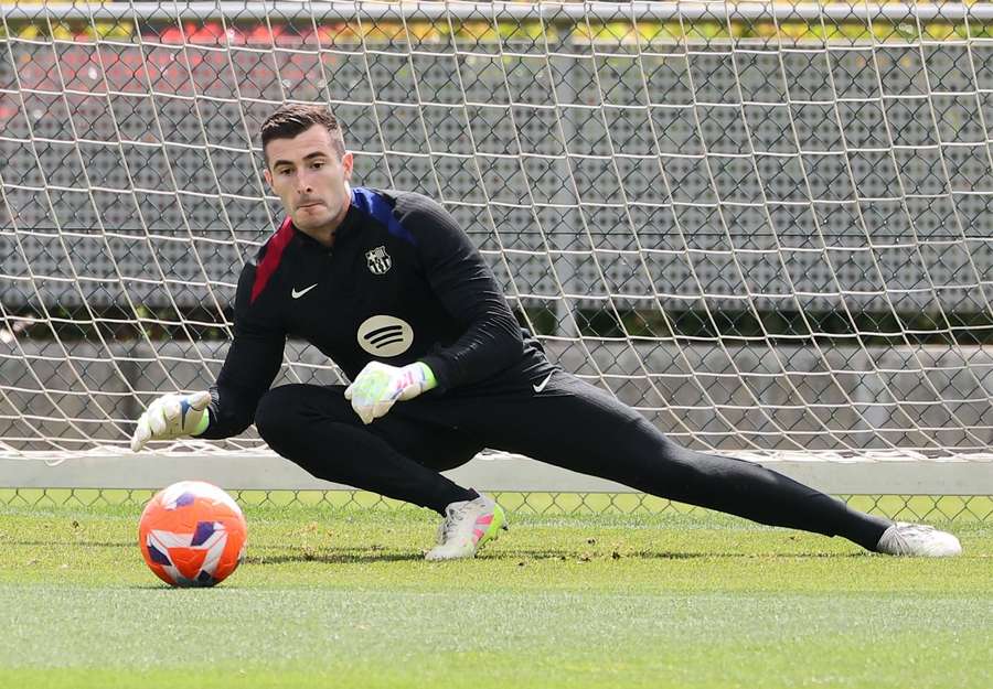 Inaki Pena treina com o FC Barcelona na Cidade Esportiva Joan Gamper antes da partida da LaLiga contra o Real Betis Inaki Pena treina com o FC Barcelona na Cidade Esportiva Joan Gamper antes da partida da LaLiga contra o Real Betis