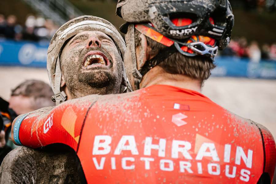 Sonny Colbrelli (til venstre) kunne knap tro det, da han i efteråret 2021 vandt monumentet Paris-Roubaix.