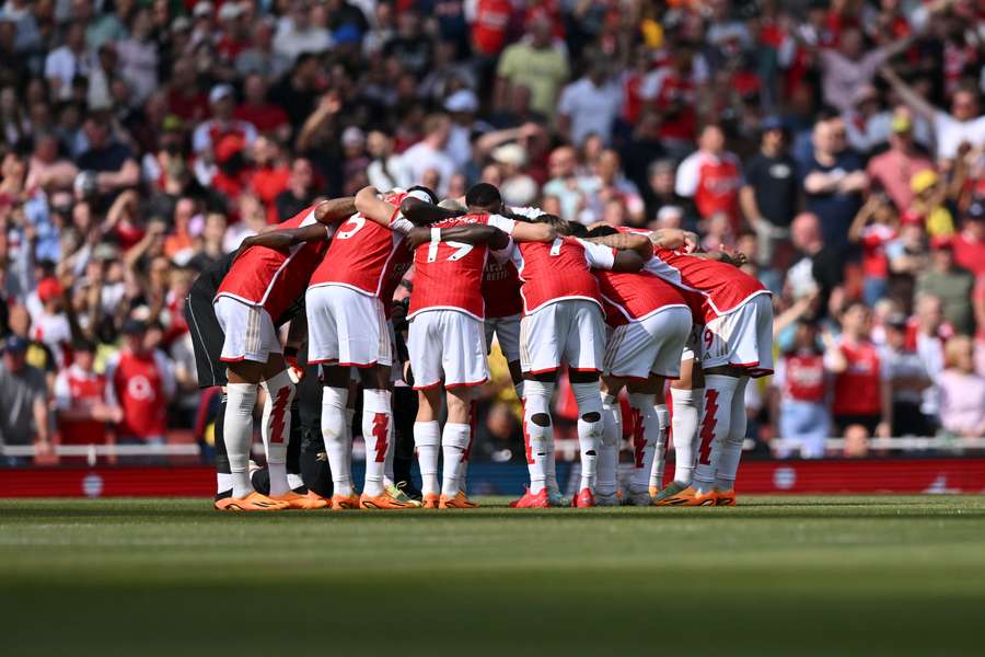 Arsenal's players huddle before the English Premier League football match between Arsenal and Wolverhampton Wanderers