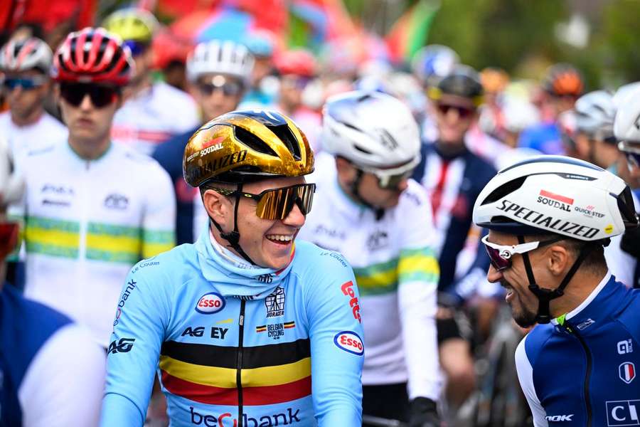 Julian Alaphilippe surpreendido com a atribuição do Prémio Prestígio da 51.ª Volta ao Algarve