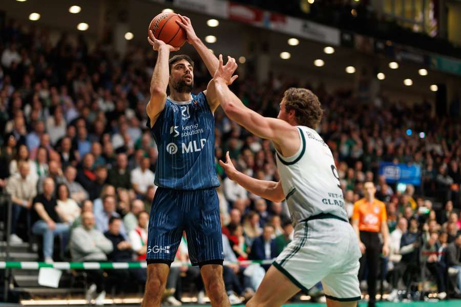 Mateo Seric beim Wurf.